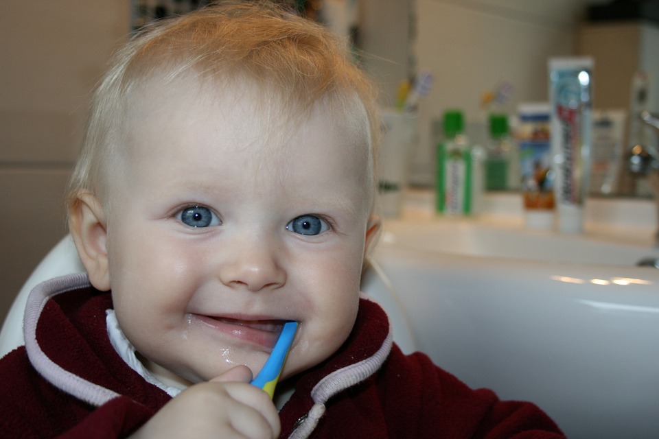 Kinder-Zahnpflege: 12 Tipps für gesunde Zähne bei Babies und Kindern